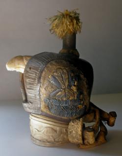 Falcon-hood stand (Side)