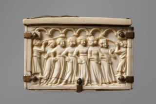 Casket, with quatrefoils and arches (coffret; quatre-feuilles; frise d'arcatures) (End, left)