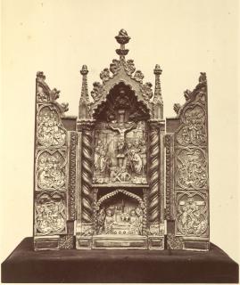 Gabled triptych, 2 and 3 registers, with quatrefoils (quatre-feuilles); reliefs (appliqués) (Front)