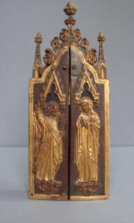 Gabled triptych, 2 and 3 registers, with quatrefoils (quatre-feuilles); reliefs (appliqués) (Front (closed))