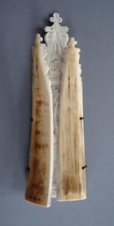 Gabled triptych, 1 register, 1 arch across (Front (closed))