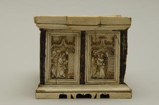 Box, ogee arches, with sliding lid (End, right)