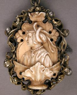 Rosary, 8 beads (chapelet) (Bead 5, side 2)