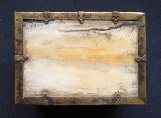 Casket (coffret) (Bottom)