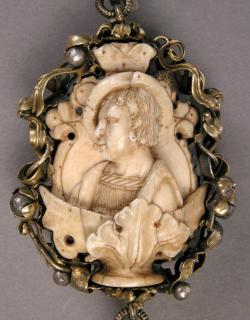 Rosary, 8 beads (chapelet) (Bead 3, side 1)
