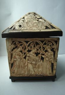 Casket with pitched lid (coffret) (End, right)