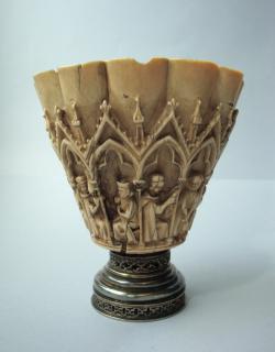 Chalice (calice), 8 arches (frise d'arcatures; colonnettes) (Front)