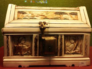 Box with pitched lid (boîte) (Front)