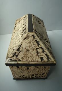 Casket with pitched lid (coffret) (Lid, left)