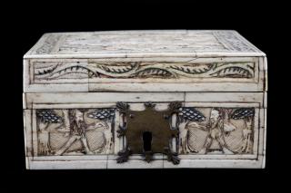 Box (boîte) (Body, front)
