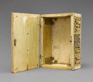 Casket with ogee arches (coffret) (Interior)