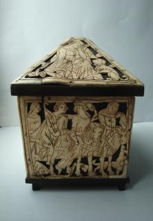 Casket with pitched lid (coffret) (End, left)