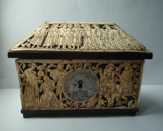 Casket with pitched lid (coffret) (Front)