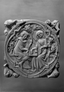 Mirror case, in a frame of 4 lobes (valve de miroir; quatrefoil) (Front)