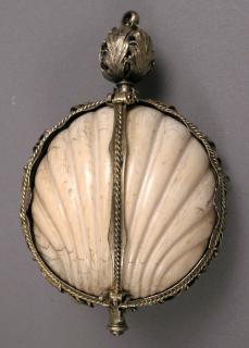 Prayer bead in the shape of a scallop shell (Closed)
