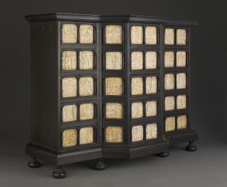 40 panels, 1 register, 1 ogee arch across; inserted in a wooden cabinet (Side)