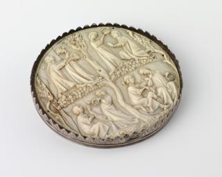 Medallion, lid of a box or mirror case (médaillon; valve de miroir) (Side)