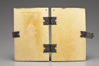Diptych, 2 registers, 6 arches across (frise d'arcatures) (Back)