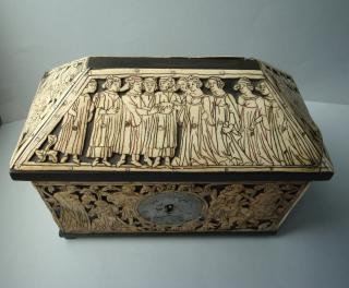 Casket with pitched lid (coffret) (Lid, front)