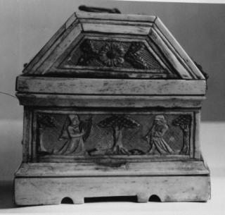 Box with pitched lid (boîte); known as the box of saint Lucy (End, right)