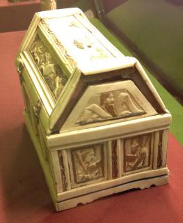 Box with pitched lid (boîte) (End, left)