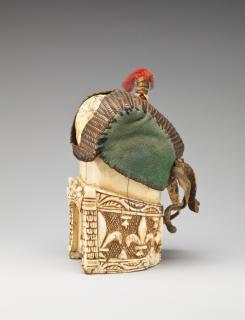 Falcon-hood stand (Side, left)