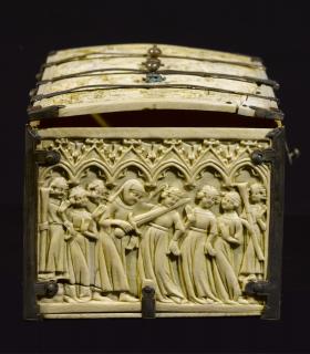 Casket, with arches, quatrefoils, rosettes (coffret; frise d'arcatures; quatre-feuilles) (End, left)