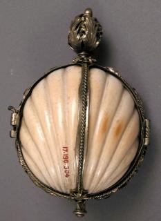 Prayer bead in the shape of a scallop shell (Closed)