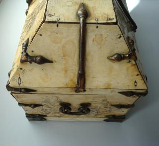 Casket with pitched lid (coffret); known as 'Arqueta de los Reyes' (Kings' Casket) (End, right)