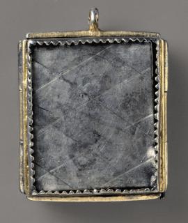 Diptych-shaped openwork pendant (pendentif; ajouré) (Back, closed)