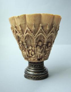 Chalice (calice), 8 arches (frise d'arcatures; colonnettes) (Front)