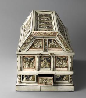 Box with pitched lid