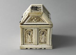 Box with pitched lid (boîte) (End, left)