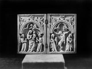 Diptych, 1 register, 1 arch across (plaquettes) (Front, open)
