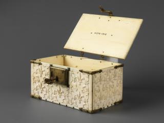 Casket (coffret) (Open)