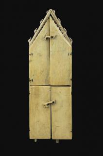 Gabled triptych, 2 registers, 1 arch across (Closed)