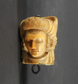 Rosary bead, 2 faces (chapelet) (Side 1)