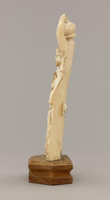 Relief (appliqué) (Side)