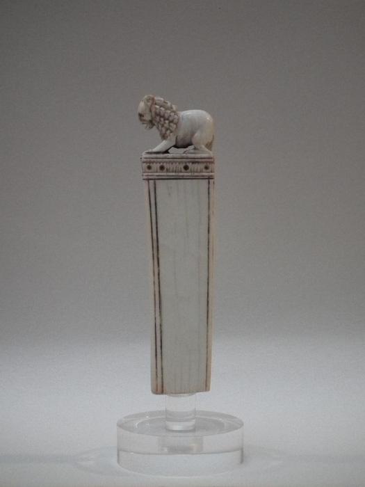 Hair parter (gravoir) or knife handle (manche de couteau) (Side)