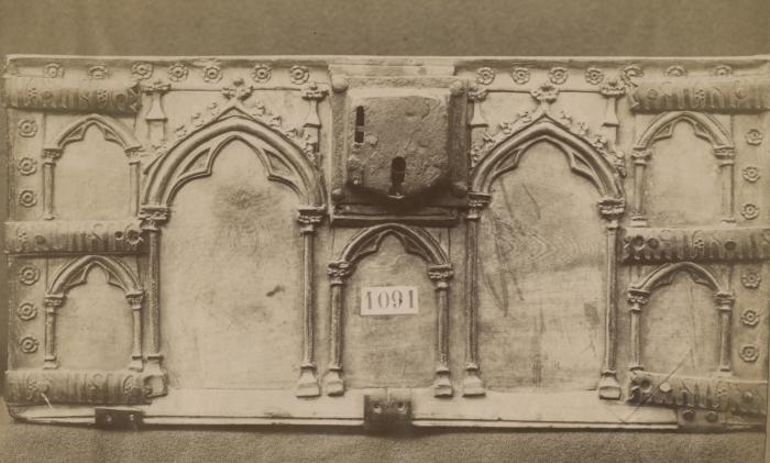 Casket with arches and rosettes (coffret; décor d'arcatures; décor de roses; colonnettes) (Front)