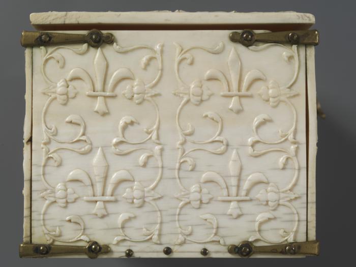 Casket (coffret) (End, left)