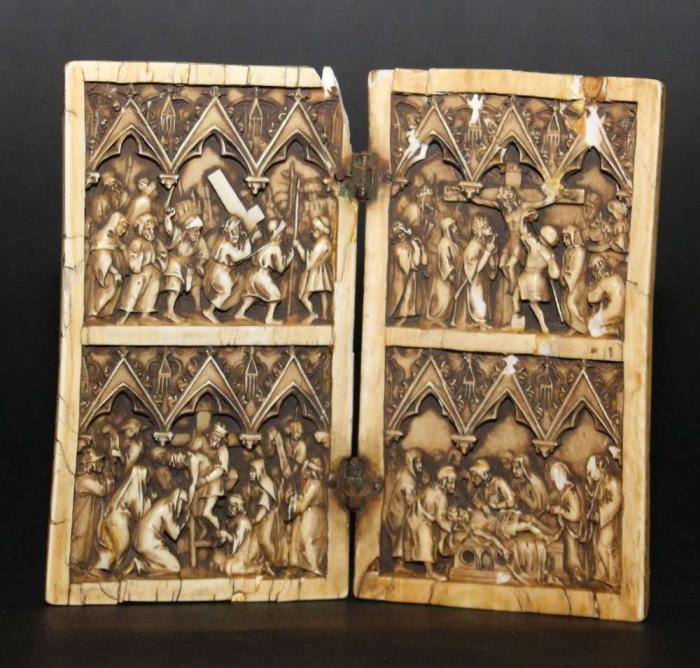 Diptych, 2 registers, 3 arches across (frise d'arcatures) (Front)