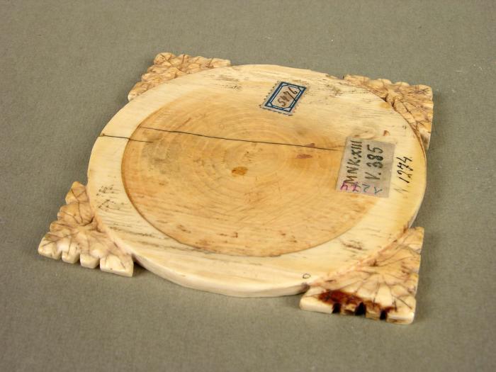 Mirror case, frame of 4 lobes (valve de miroir; quatre-feuilles; quatrefoil) (Back)
