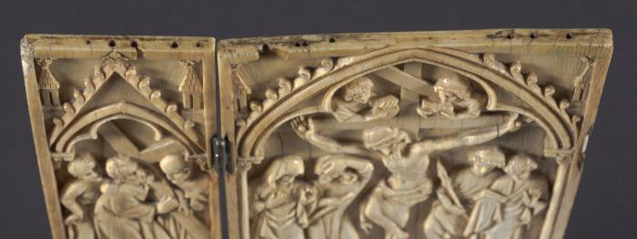 Triptych, 2 registers, with arches (frise d'arcatures) (Top)