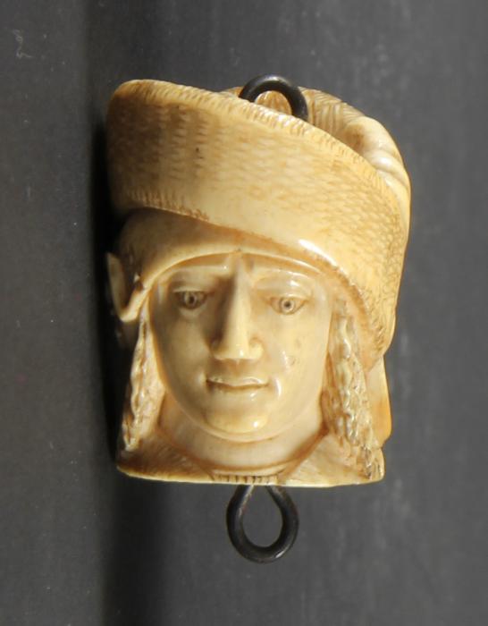 Rosary bead, 2 faces (chapelet) (Side 2)