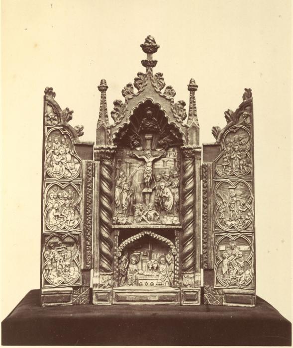 Gabled triptych, 2 and 3 registers, with quatrefoils (quatre-feuilles); reliefs (appliqués) (Front)