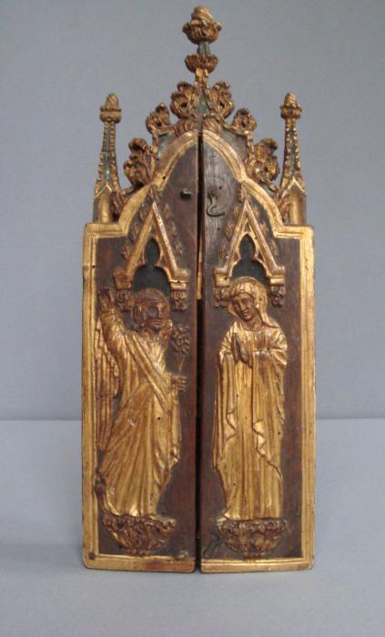 Gabled triptych, 2 and 3 registers, with quatrefoils (quatre-feuilles); reliefs (appliqués) (Front (closed))