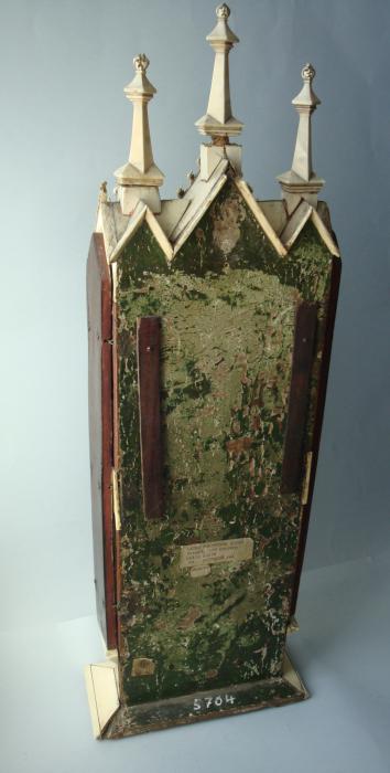 Gabled polyptych, with arches (tabernacle; colonnettes; frise d'arcatures) (Back)
