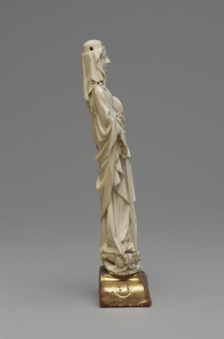Statuette (Side, right)