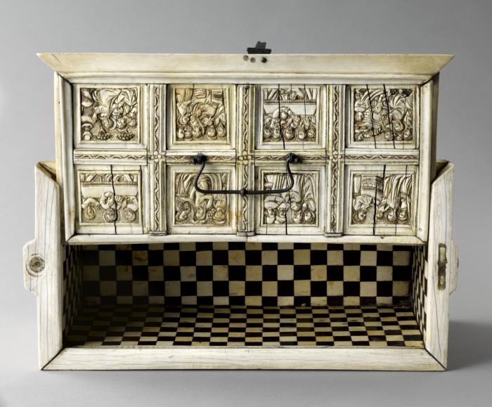 Casket, ogee arches (coffret; box; boite) (Lid, interior)